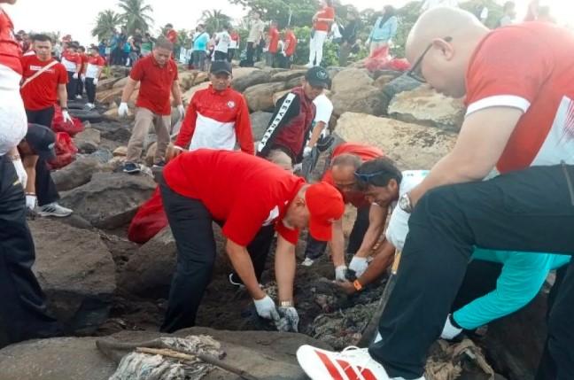 Gotong Royong HUT ke-80 RI, Gubernur dan Pimpinan Instansi di Sumbar Bersihkan Pantai Padang dari Sampah Tertimbun