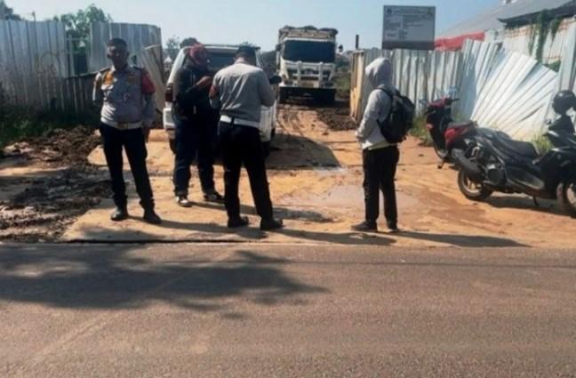 Sudinhub Jakarta Barat Bersihkan Ceceran Tanah di Meruya Selatan, Respons atas Kecelakaan Berulang