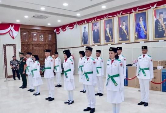 12 Pelajar CLC di Malaysia Dikukuhkan sebagai Paskibraka KRI Tawau, Siap Kibarkan Merah Putih di Perbatasan