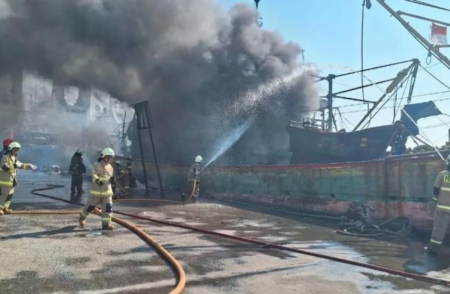 Empat Kapal Terbakar di Muara Baru Jakarta Utara, Diduga Akibat Korsleting Listrik