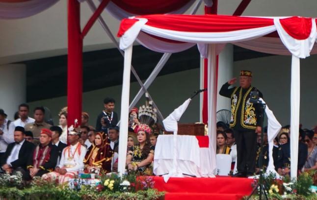 Basuki Hadimuljono Kenakan Pakaian Adat Dayak Saat Pimpin Upacara HUT ke-80 RI di IKN