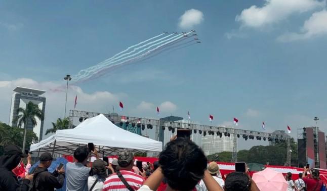 Atraksi Pesawat Tempur Warnai Langit Monas, Ribuan Warga Antusias Saksikan Perayaan HUT ke-80 RI