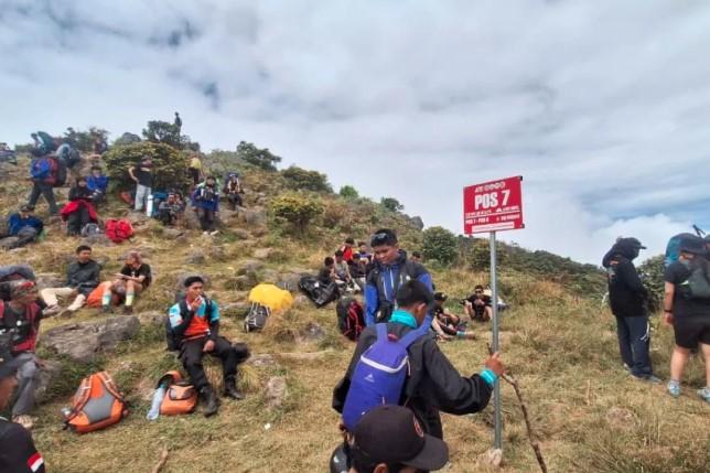 Ribuan Pendaki Ikuti Upacara HUT ke-80 RI di Gunung Bawakaraeng, Puluhan Alami Gangguan Kesehatan