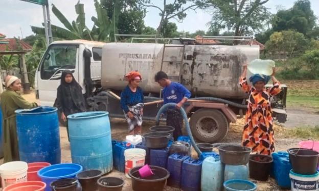 Pemkab Bangkalan Salurkan Bantuan Air Bersih ke 20 Desa Terdampak Kekeringan