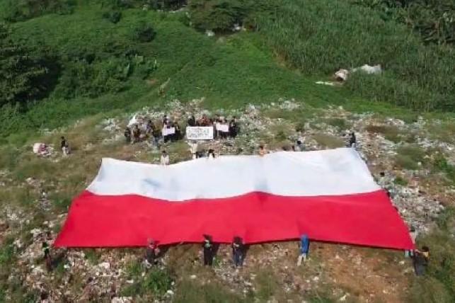 Mapala Banten Kibarkan Bendera Merah Putih 160 Meter di TPA Bangkonol, Serukan Darurat Sampah