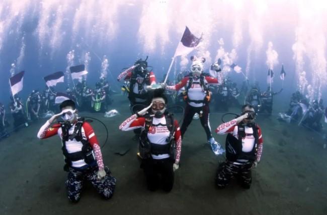 Maluku Utara Gelar Upacara HUT ke-80 RI di Bawah Laut, Gubernur Free Diving Bawa Merah Putih