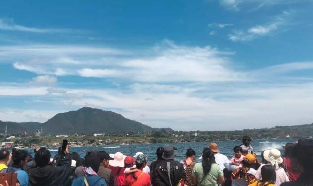 Parade Bendera di Danau Toba Meriahkan HUT ke-80 RI, Pembalap Internasional Turut Ambil Bagian
