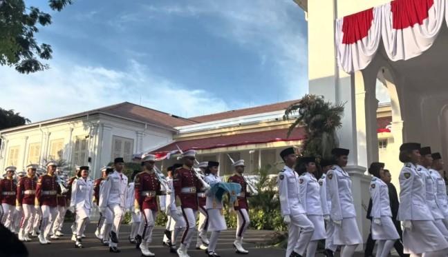Upacara Penurunan Bendera di Istana Merdeka Dipimpin Presiden Prabowo, Aliah Sakira Jadi Pembawa Baki