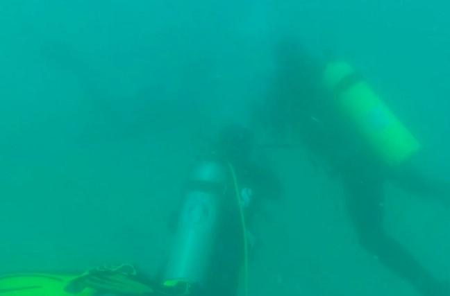 Bendera Raksasa Dikumandangkan di Dasar Laut Pulau Tikus, Basarnas Bengkulu Tunjukkan Cinta Tanah Air di HUT ke-80 RI
