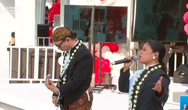 Coklat Tampil Membara di Istana, Bawakan Lagu Bendera Saat Upacara Penurunan Sang Merah Putih
