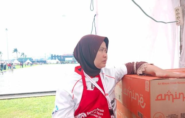Pelaku UMKM Rela Bangun Pagi untuk Bagikan Ribuan Porsi Makanan Gratis di Pesta Rakyat HUT ke-80 RI