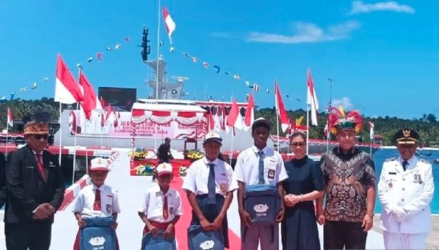 Bupati Biak Numfor dan Buddha Tzu Chi Salurkan 520 Tas Sekolah untuk Siswa Pulau Bromsi