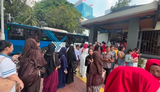 Halte Transjakarta Balai Kota Padat Penumpang saat Pesta Rakyat HUT ke-80 RI