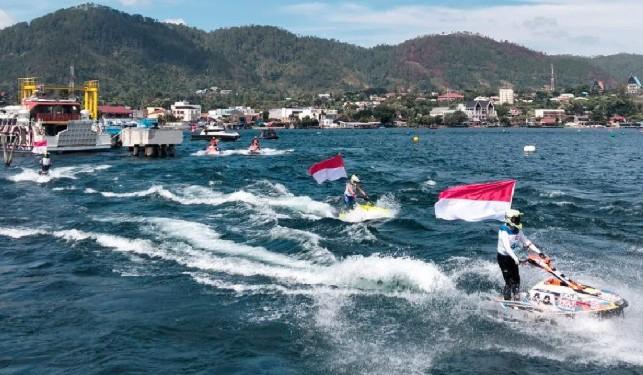 Parade Bendera oleh Pembalap Aquabike Dunia Meriahkan HUT ke-80 RI di Danau Toba