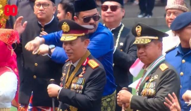 Lagu “Tabola Bale” Buat Panglima TNI, Kapolri, dan Para Menteri Bergoyang di Istana Merdeka