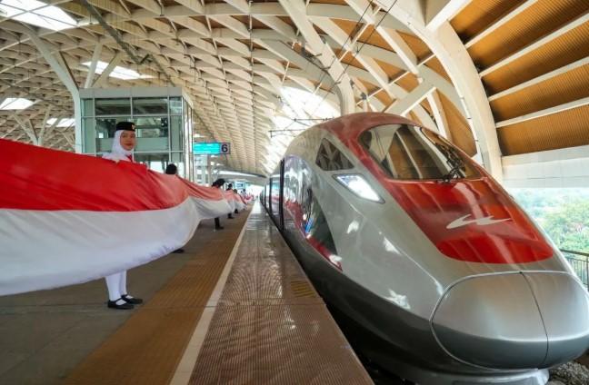 HUT ke-80 RI, Kereta Cepat Whoosh Bentangkan Bendera 208 Meter dan Tawarkan Promo Tiket Spesial