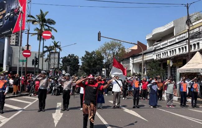 Pengendara di Bandung Hentikan Aktivitas Selama Tiga Menit, Hormati Detik-Detik Proklamasi HUT ke-80 RI