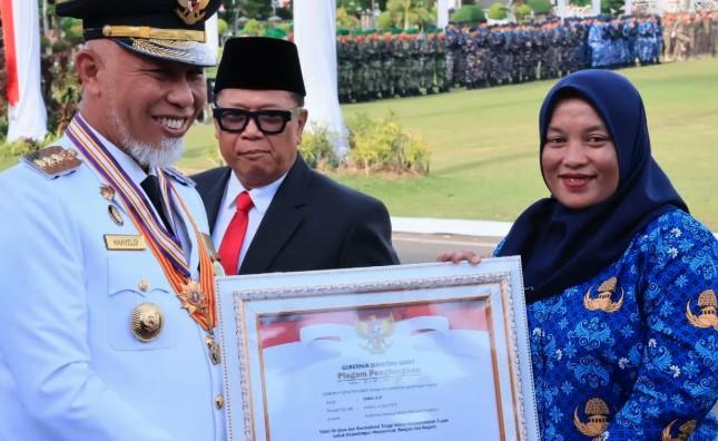 Gubernur Sumbar Beri Penghargaan kepada Tiga Tokoh Inspiratif di HUT ke-80 RI