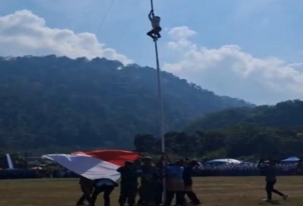 Siswa SD Panjat Tiang Bendera Saat Upacara HUT ke-80 RI, Aksinya Viral dan Dapat Apresiasi Bupati