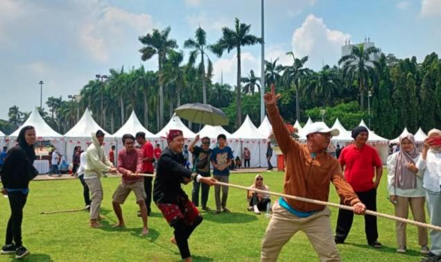 Lomba Tarik Tambang di Monas Jadi Magnet Kebersamaan Pesta Rakyat HUT ke-80 RI