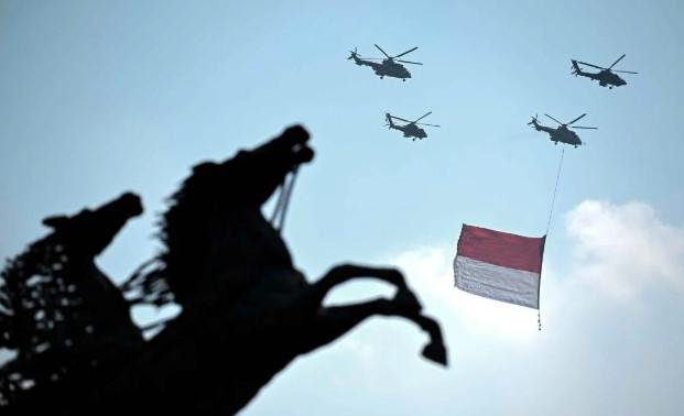 Bendera Merah Putih Raksasa Diterbangkan di Langit Jakarta, Meriahkan HUT ke-80 RI