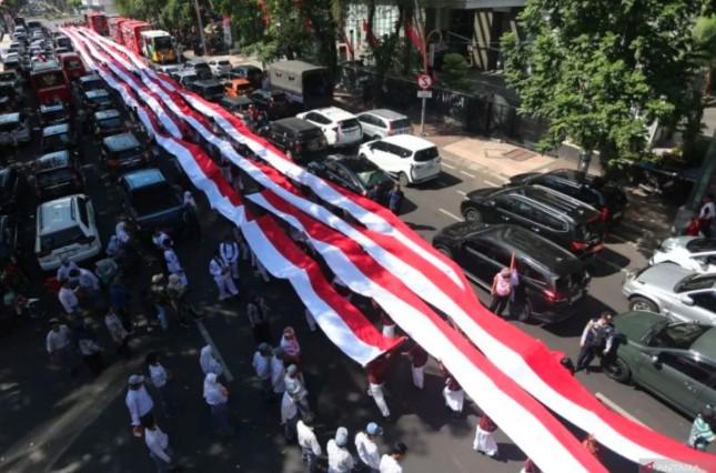 Pecahkan Dua Rekor MURI, Pemprov Jatim Libatkan Ribuan Pelajar Jahit dan Bentangkan Merah Putih Sepanjang 14 Ribu Meter
