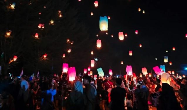 Ribuan Lampion Diterbangkan di Natuna Meriahkan HUT ke-80 RI