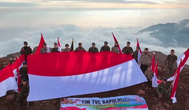 133 Pendaki Kibarkan Merah Putih di Puncak Gunung Kerinci, BBTNKS Tegaskan Pentingnya Pelestarian Alam