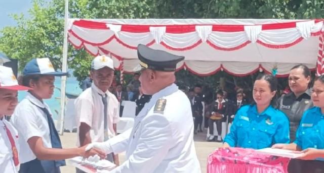 Peringati HUT ke-80 RI, Pemkab Biak Numfor Salurkan Beasiswa Kartu Biak Pintar untuk Siswa OAP