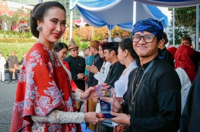Menparekraf Widiyanti Sematkan Satyalancana Karya Satya untuk 167 ASN di HUT ke-80 RI