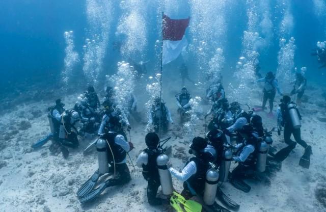 Pertamina International Shipping Gelar Upacara Bendera Bawah Laut di Labuan Bajo untuk Peringati HUT ke-80 RI