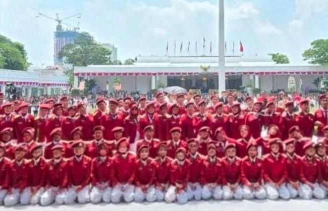 Warna-warni Humaniora Meriahkan HUT ke-80 RI: Dari Paduan Suara hingga Aksi Bocah SD Panjat Tiang Bendera