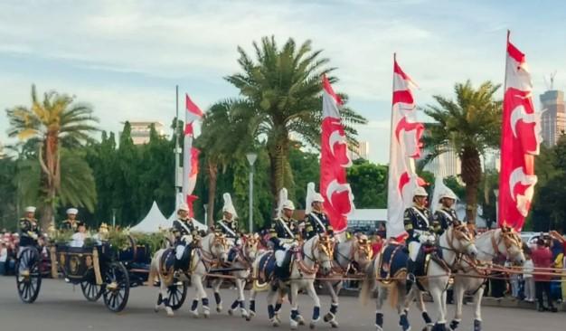 Kirab Pembawa Baki Bendera Meriahkan Monas, Aliah Sakira Dapat Sambutan Meriah dari Warga