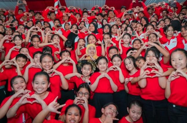 Khofifah Berpesan kepada Paskibraka Jatim 2025: Cintai NKRI dan Jaga Diri di Era Digital