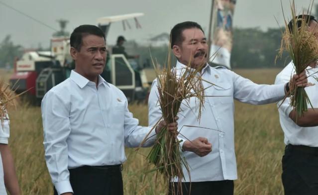 Jaksa Agung dan Mentan Pimpin Panen Raya Padi di Bekasi, Dorong Program Jaksa Mandiri Pangan untuk Swasembada Nasional