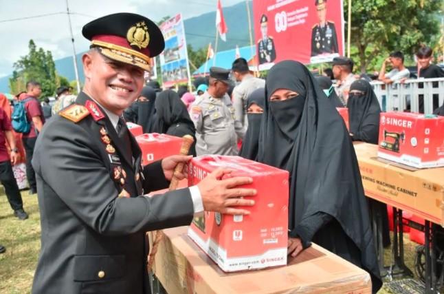 Polda Sulteng Serahkan Mesin Jahit untuk Istri Eks Napiter Poso demi Dukung Kemandirian Ekonomi