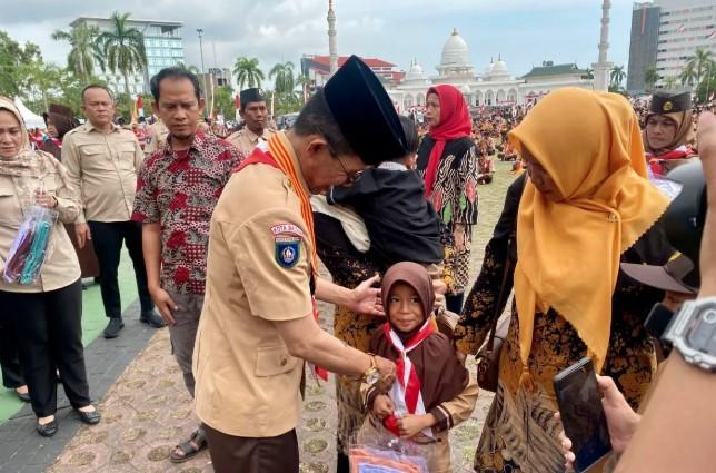 Pemko Batam Bagikan Seragam Gratis untuk 52 Ribu Murid Baru SD dan SMP