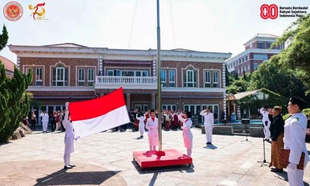 Upacara HUT ke-80 RI di Shanghai Digelar di Lapangan Terbuka, Konsul Jenderal Ajak WNI Berinovasi Wujudkan Indonesia Emas 204