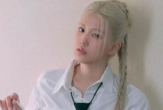 Yoon Ji Yoon Resmi Keluar dari Grup K-Pop izna karena Alasan Kesehatan, WakeOne Tegaskan Prioritaskan Pemulihan