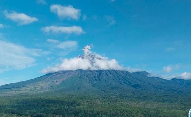 Gunung Semeru Kembali Erupsi, Kolom Abu Capai 800 Meter dan Status Tetap Waspada