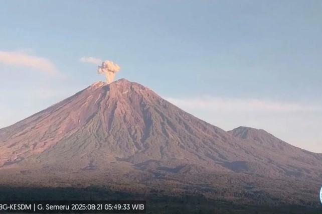 Gunung Semeru Erupsi Empat Kali Pagi Ini, PVMBG Imbau Warga Waspada Awan Panas dan Lahar