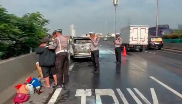 Korsleting Listrik Diduga Sebabkan Kebakaran Mobil di Tol Wiyoto Wiyono, Tidak Ada Korban Jiwa