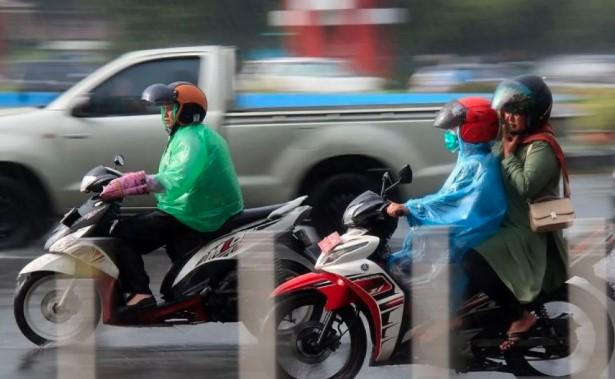 BMKG: Sebagian Besar Wilayah Indonesia Alami Hujan Ringan, Waspada Petir dan Gelombang Tinggi