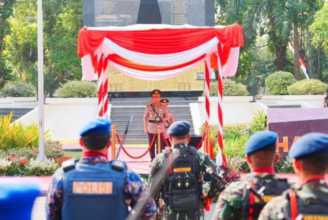 Kapolri Pimpin Upacara Hari Juang Polri ke-2 di Surabaya, Resmikan Patung M. Jasin dan Beri Santunan ke Keluarga Pejuang