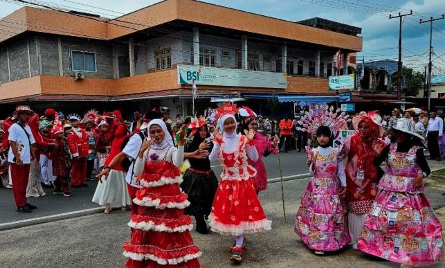 Pelajar SLBN Natuna Tampilkan Busana Daur Ulang di Pawai Budaya Pantai Piwang