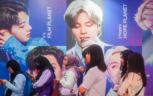 BTS Gelar “Movie Weeks” Global: Film Konser Tayang di 2.000 Bioskop, Siap Hidupkan Kembali Momen Legendaris