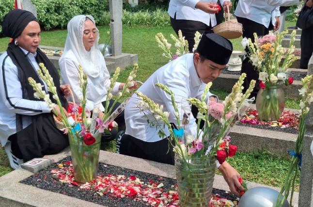 Peringati HUT RI ke-80, Kaesang Pangarep Ziarah ke Makam BJ Habibie dan Tokoh Bangsa Lainnya