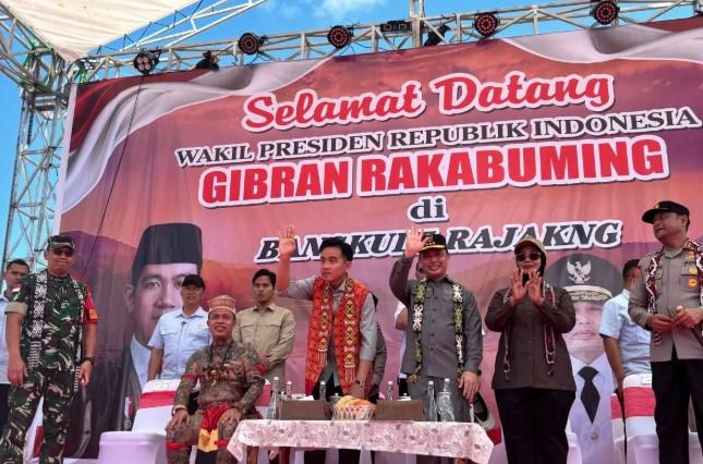 Kunjungan Perdana Gibran ke Mempawah, Disambut Meriah oleh Pasukan Merah Dayak TBBR