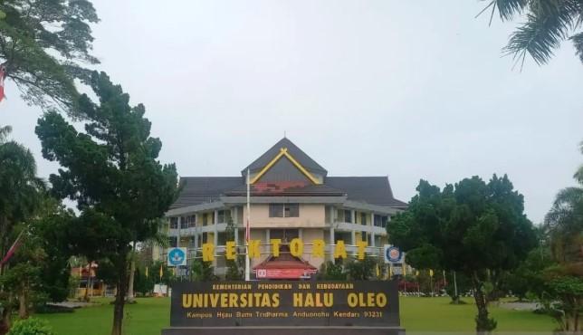 UHO Kibarkan Bendera Setengah Tiang Hormati Rektor Prof Armid yang Wafat Mendadak