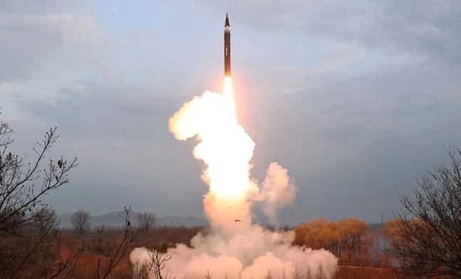 Korea Utara Uji Coba Rudal Pertahanan Udara Baru, Kim Jong Un Pantau Langsung